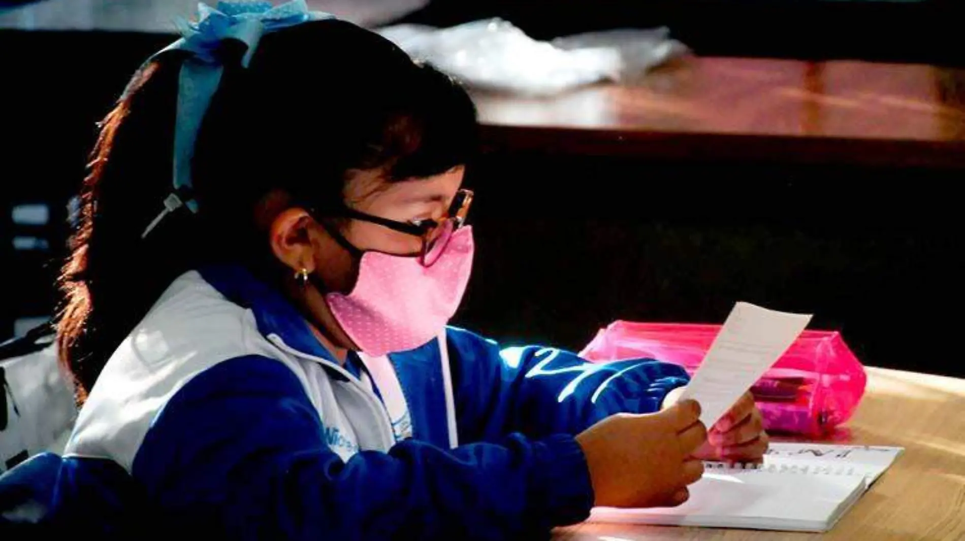 Una alumna realiza una lectura dentro de su salón de clases